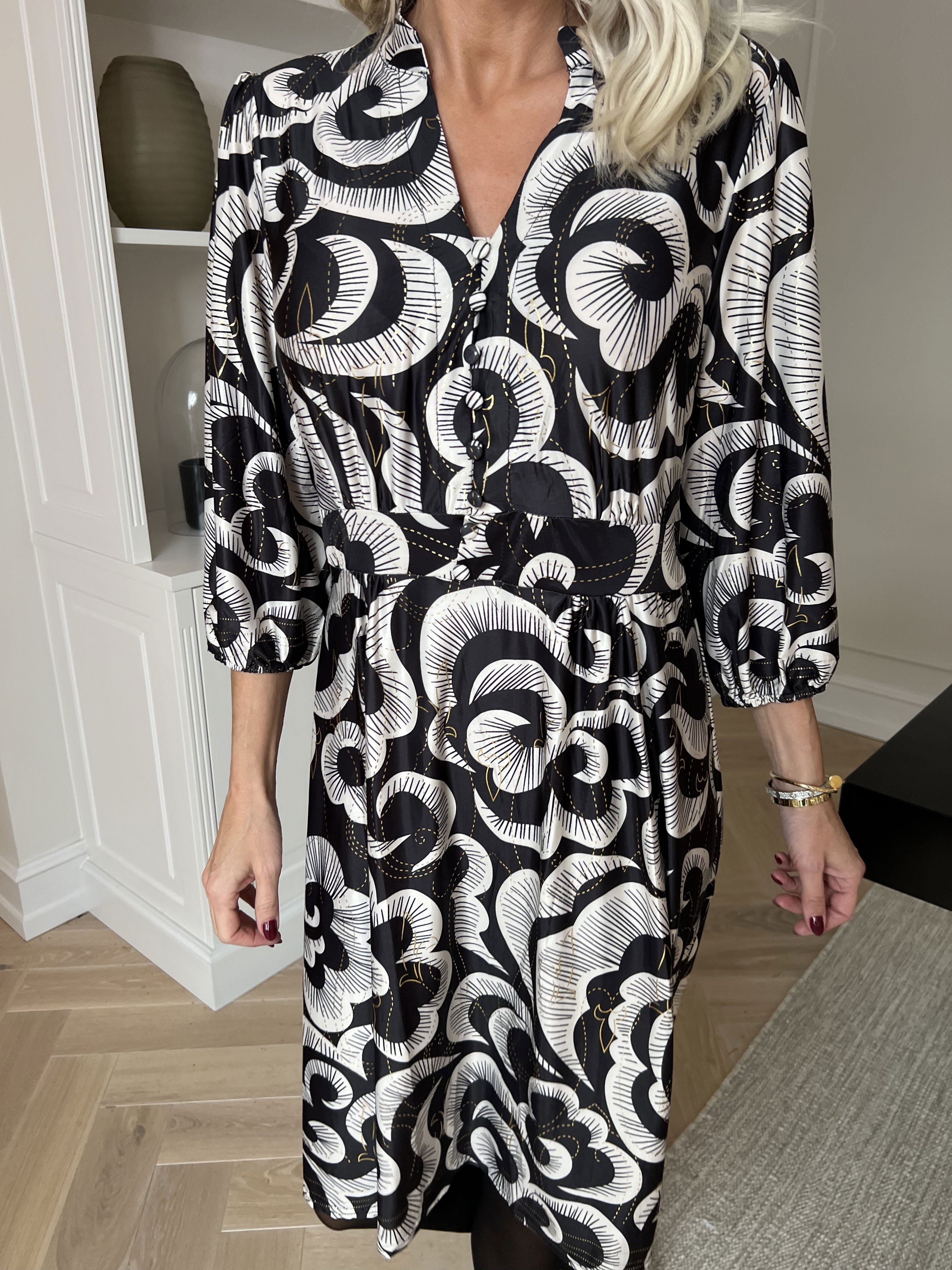 Vivien Royal - 3/4 ærmet kjole med mønster og slåede knapper